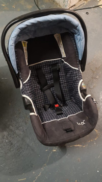 Infant car seat  / siège auto enfant