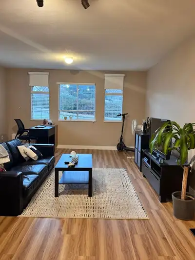 Bright, clean, spacious (1000 sq ft), above ground level of a house containing 2 large bedrooms, 1 b...