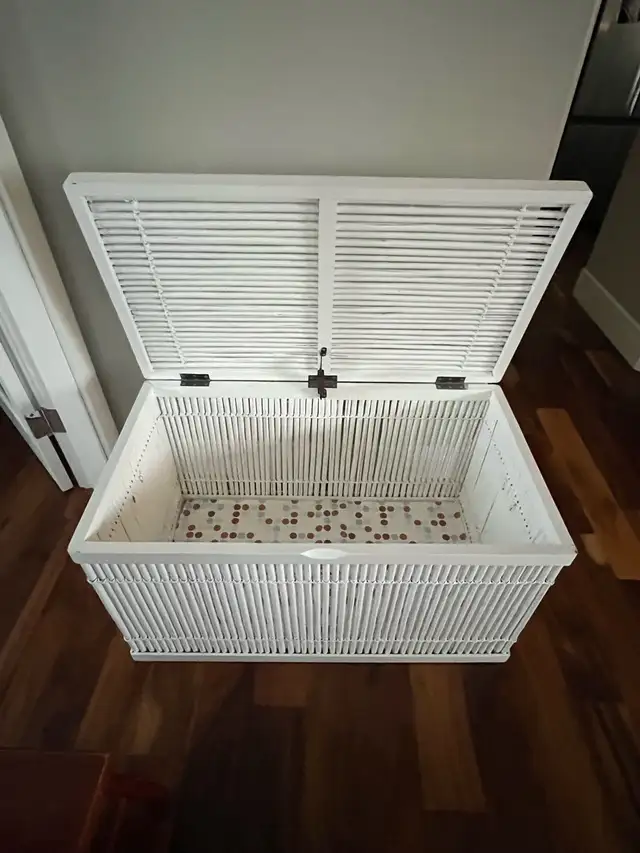Blanket box  in Dressers & Wardrobes in Calgary - Image 3