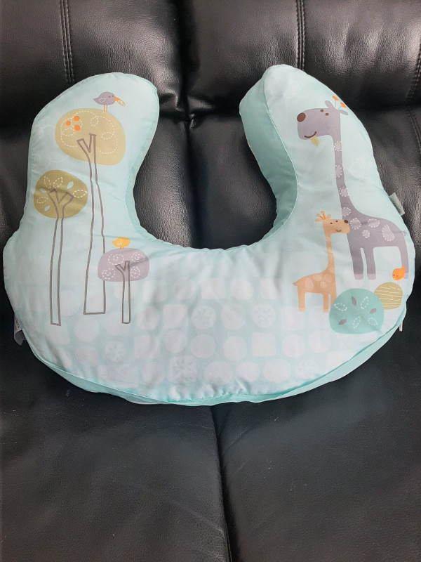 Nursing pillow in Feeding & High Chairs in Charlottetown - Image 2