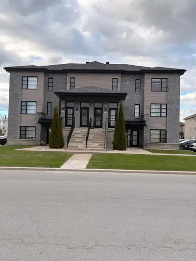 Superbe condo de 2 chambres à coucher et 1 salle de bain situé au 2e niveau dans un secteur paisible...