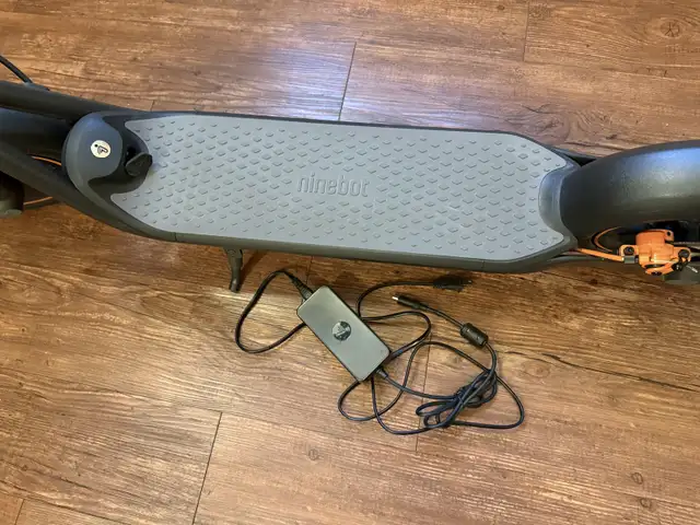 Ninebot Kickscooter F40 Only 29KM in Scooters & Pocket Bikes in City of Toronto - Image 9