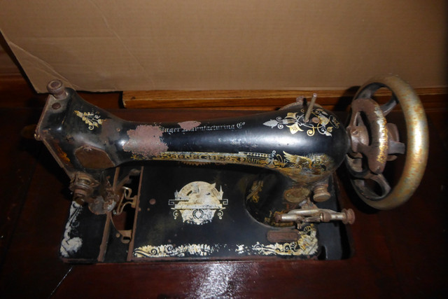 LOVELY SHOWPIECE:  ANTIQUE SINGER SEWING MACHINE - c.1911 in Other in City of Toronto - Image 4