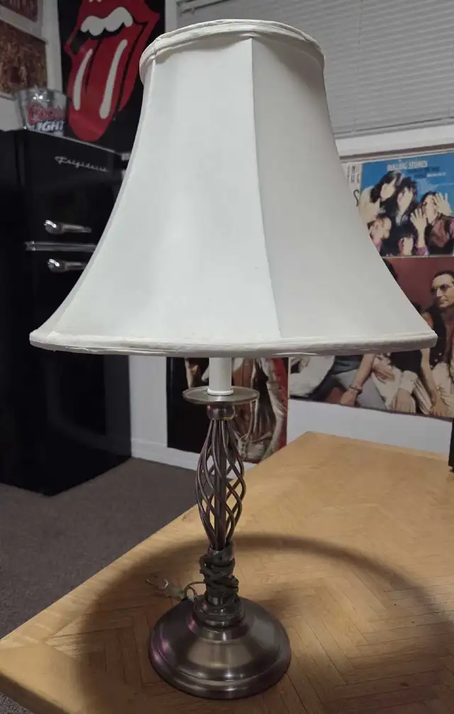 26 inch table lamp in Indoor Lighting & Fans in Bedford - Image 2