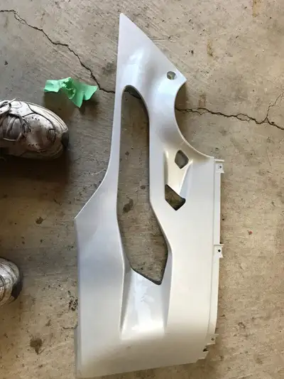 Gloss white lower right hand fairing. Very good used condition