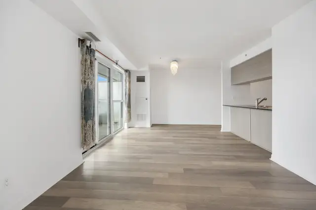 FOR SALE - EXECUTIVE  CONDO UNIT IN NORTH YORK  + PARKING & LO in Condos for Sale in City of Toronto - Image 10