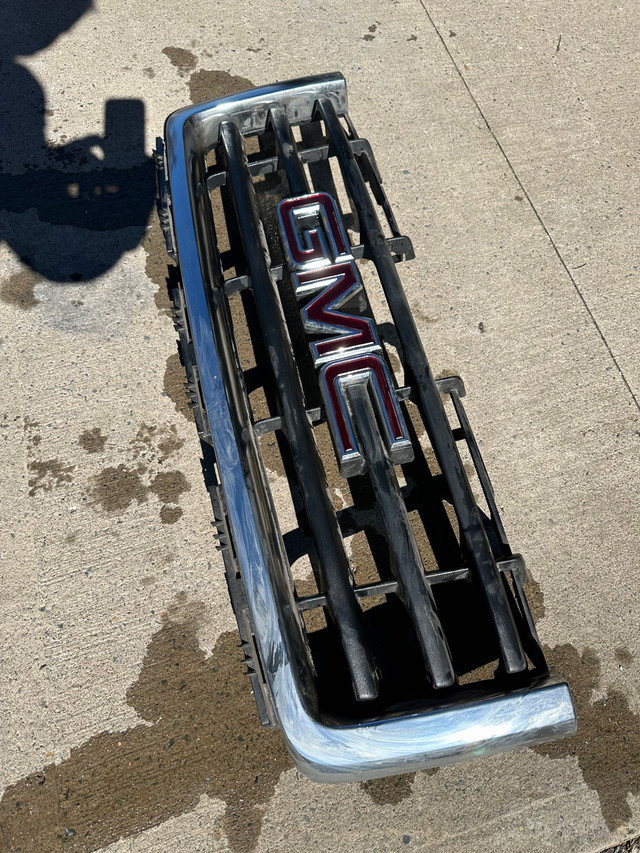 GMC 1500 truck Grill in Auto Body Parts in City of Halifax