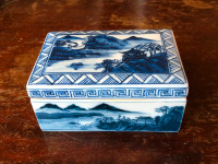 Old Chinese blue and white porcelain box with lid stamp marked