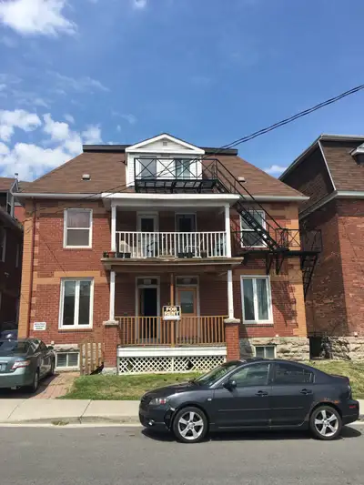 3 bedroom (main floor apartment) for rent. Ideal location for students. Unit is located in the Sandy...