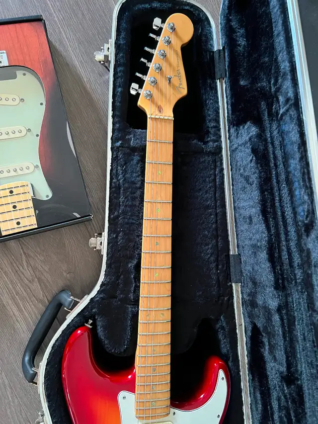 Fender Stratocaster Deluxe - January 2002 - Aged Cherry Burst in Guitars in Ottawa - Image 8