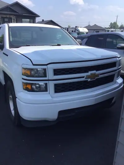 Chevrolet Silvérado 2014, 2X4, 1 Cab 1/2, boîte de 6 pieds 1/2, moteur V-6, 4.3 litres, air climatis...