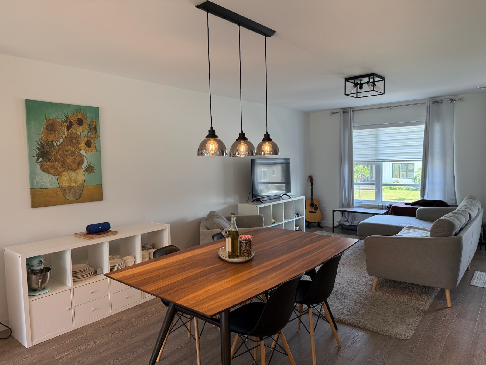 Maison avec borne de recharge privée pour voiture électrique. — photo 3