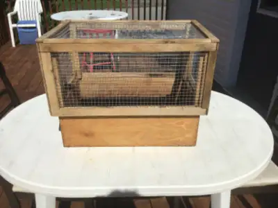 Cage fabriquée à la main au Québec, mesures sur les photos, avec fond plat, et cage amovible…. Plusi...