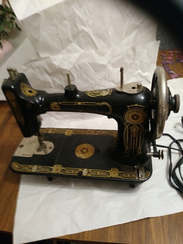 Antique Seamstress Rotary sewing machine in Arts & Collectibles in Oshawa / Durham Region - Image 2