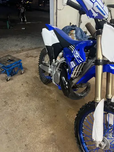 2019 yz250x Low hrs New top end kit with it Plastics have one scratch on the rear fender New hand gu...