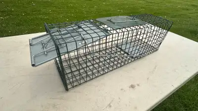 This Havahart Easy Set live animal cage trap is designed to be safe and effective for catching small...