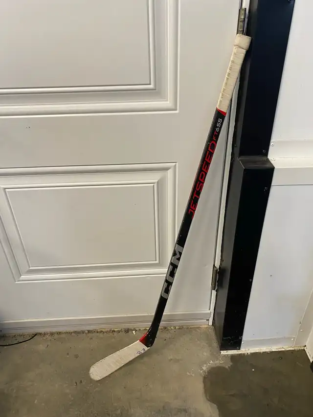 like new youth righty hockey stick  in Hockey in Ottawa - Image 2