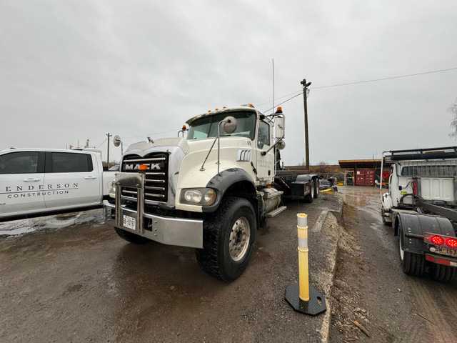 Mack tandem roll off truck heavy spec in Heavy Trucks in Oshawa / Durham Region