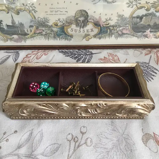 Vintage Hollywood Regency Old World Organizer Box / Wall Shelf in Home Décor & Accents in Ottawa - Image 2
