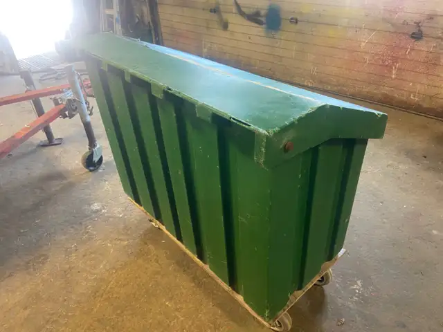 Rolling Feed Bin - 42" x 21"525760312241694725