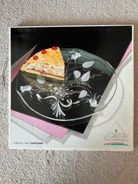 New La Galleria glass cake plate (12")