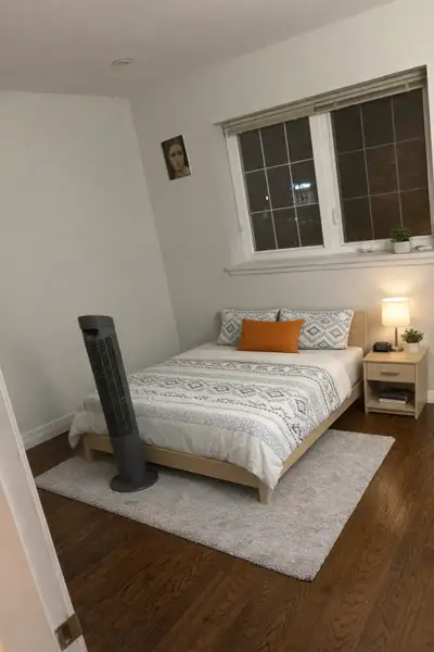 Single room for rent vintage vibes and aesthetic architecture. We have a single large room with a be...