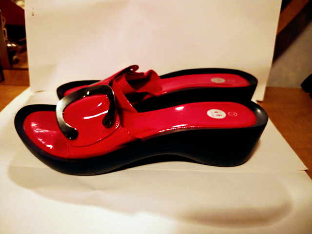 NEUF sandales rouges dans Femmes - Chaussures  à Ville de Montréal