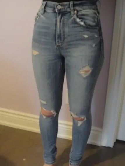 Women Juniors Garage High Rise Jeans Size 0.  W24" Distressed in Women's - Bottoms in Markham / York Region