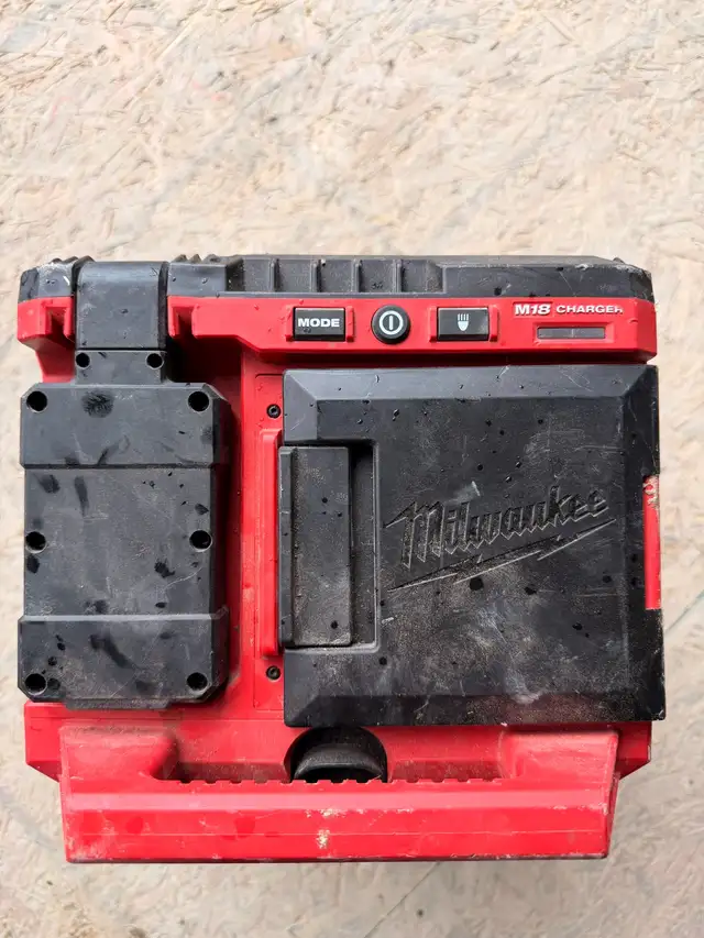 Milwaukee pack out light + charger m18  in Power Tools in Mississauga / Peel Region - Image 6
