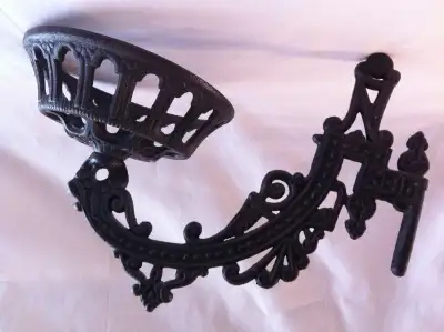 A NICE WALL MOUNT HEAVY CAST IRON VICTORIAN OIL LAMP HOLDER. IT IS IN PERFECT CONDITION IT CAN BE PI...