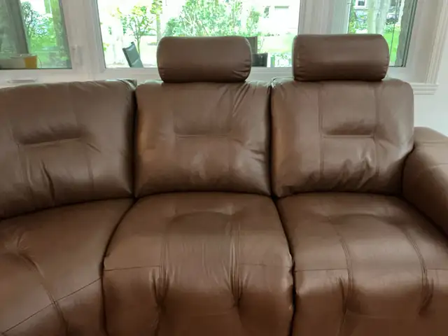 Grand sectionnel en cuir véritable. En excellente condition. in Couches & Futons in Longueuil / South Shore - Image 4
