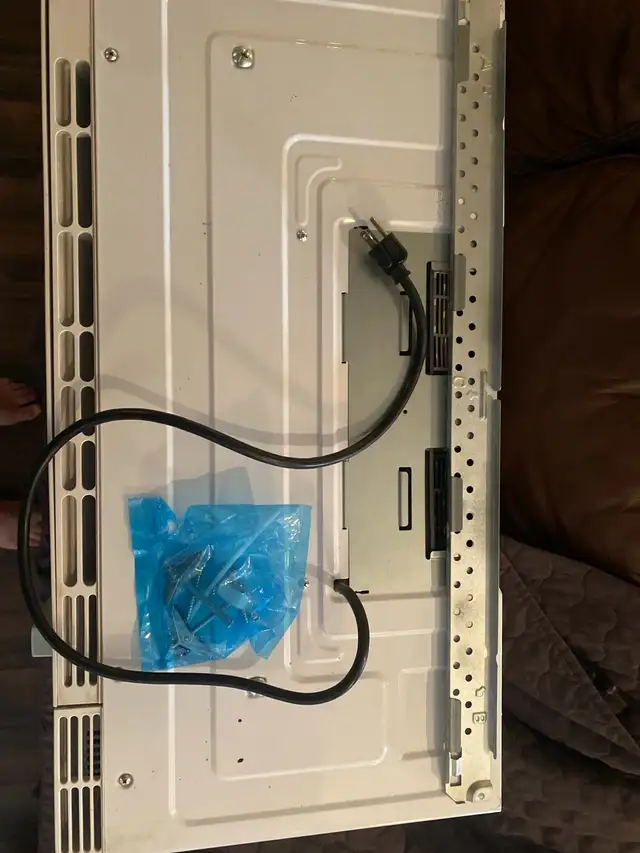 GE  Over range White Microwave in Microwaves & Cookers in Oshawa / Durham Region - Image 6