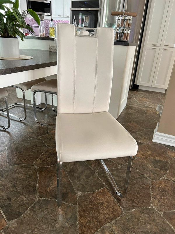 Chaises de cuisine blanches et chrome dans Mobilier de salle à manger et cuisine  à Saint-Jean-sur-Richelieu - Image 2