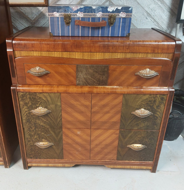 Set de chambre commode des années 1940-50 art-déco, beaucoup d'e dans Buffets et vaisseliers  à Granby - Image 3