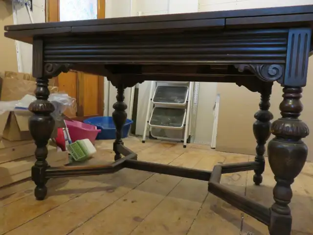Vintage Solid Wood Table With Pull Out Extensions in Arts & Collectibles in Oakville / Halton Region - Image 4