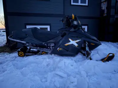I am selling my 2006 skidoo mxz 800 ho. Has 1 3/4 lugs Hand warmers Thumb warmer Reverse High/low be...