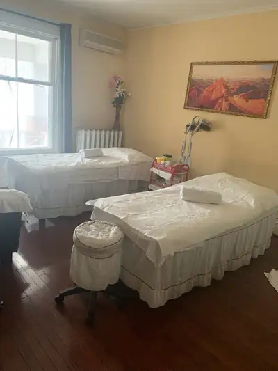 Reflexology & Deep Tissue Massage Male & Female Therapists available Busy Massage Centre hiring Mass...