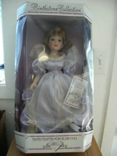 Poupée de collection "Birthstone" en porcelaine in Arts & Collectibles in Edmundston - Image 2