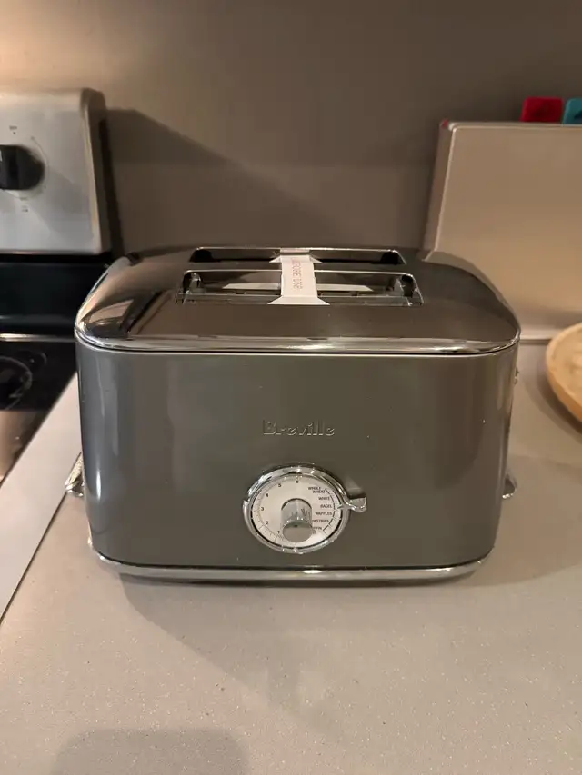 breville Toast Select Luxe Toaster (brand new) in Toasters & Toaster Ovens in City of Toronto - Image 2