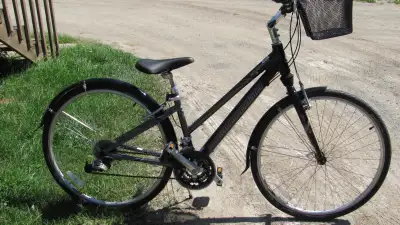 VÉLO CANNONDALE COMME NEUF PAYER $1200, View more