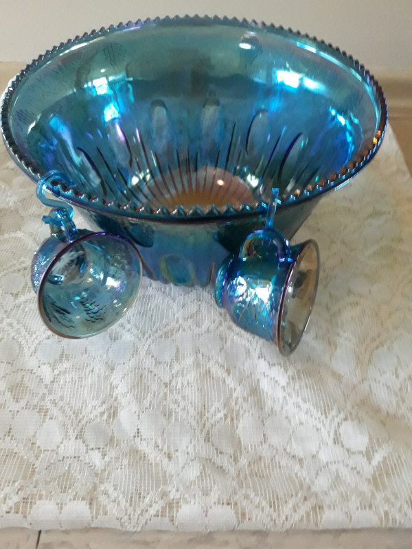 VINTAGE BLUE CARNIVAL GLASS PUNCH BOWL SET - COMPLETE in Arts & Collectibles in Guelph - Image 4