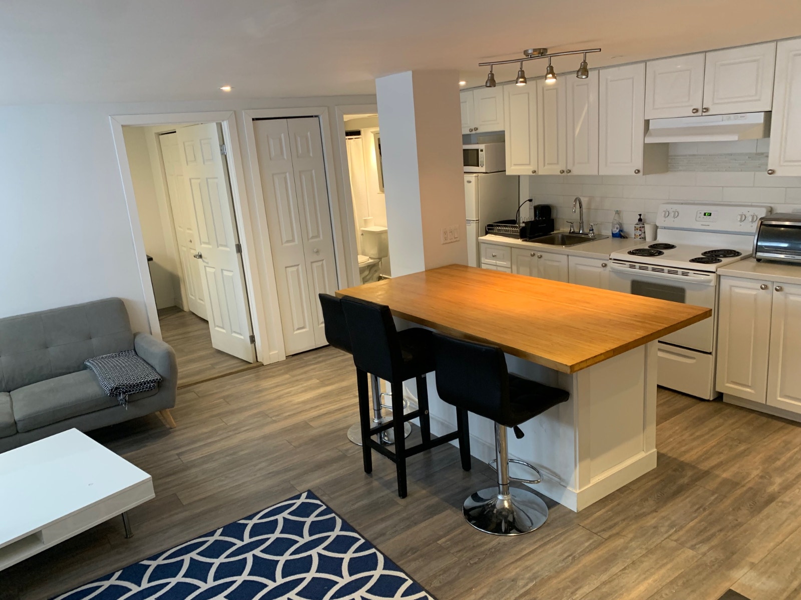 JOLIE 2CH MEUBLÉ FURNISHED NEAR METRO/UDM/POLY/HEC  ENSOLEILLE — photo 3