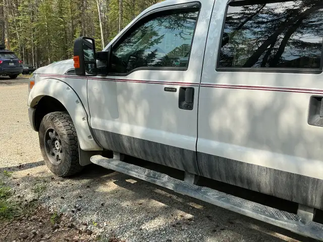 For sale 2015 Ford 350  with 5 th wheel hitch in Other Parts & Accessories in Whitehorse - Image 4