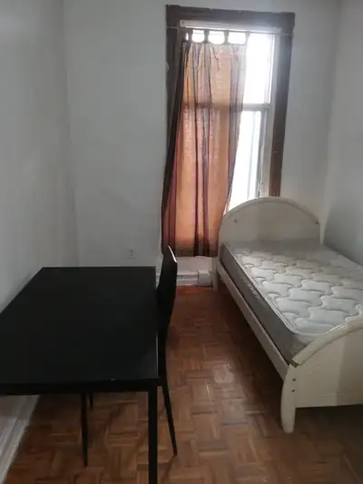 room with bathroom near metro frontenac all include