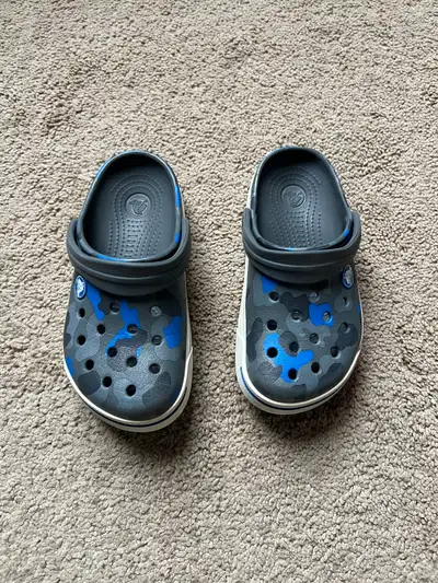Crocs Gris camouflage pour enfant grandeur 10-11, View more