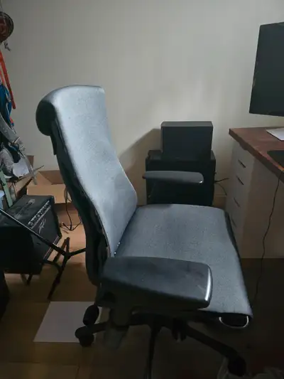 Chaise Herman Miller Embody grise, 7 ans de garantie du fabricant.