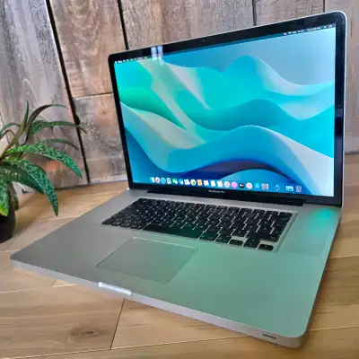 Macbook Pro Mid 2010 17" | Intel i5 | 8 Gb RAM | SSD 256 Gb, View more