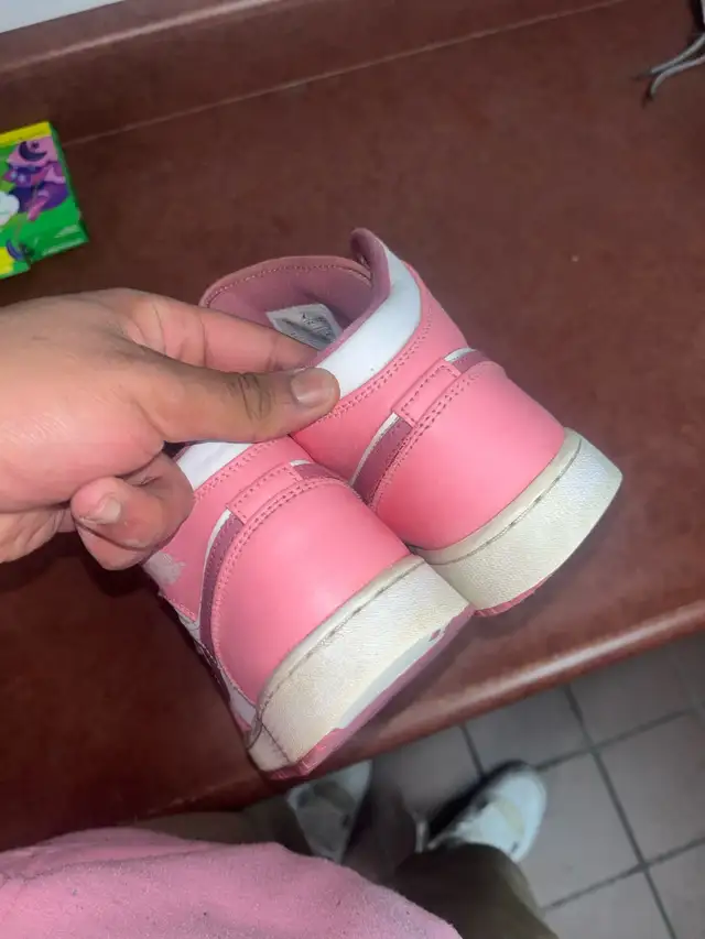 Nike pink  Air Jordan 1 size 7y used in Men's Shoes in City of Toronto - Image 4