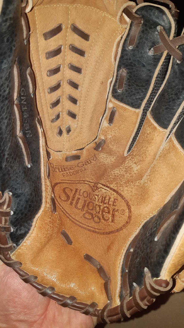 Baseball glove, youth size - Louisville Slugger in Baseball & Softball in London - Image 3