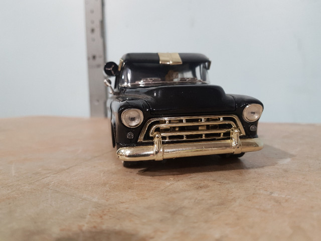 1957 Chevrolet suburban, 1/24 diecast, 8.5" long in Arts & Collectibles in Sarnia - Image 3